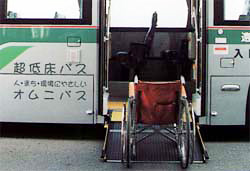 写真：超低床ノンステップバス